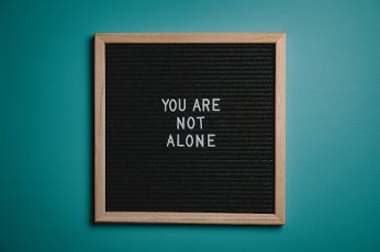 Schild mit der Aufschrift " you are not alone"