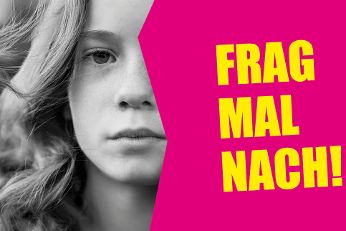Mädchen schaut direkt in die Kamera. Das halbe Gesicht ist mit einer Fläche verdeckt auf der steht: Frag mal nach!