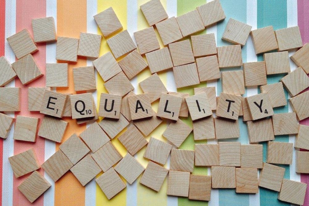 Kleine Holzblöcke bilden den Text Equality