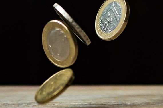 Geld landet auf Tisch