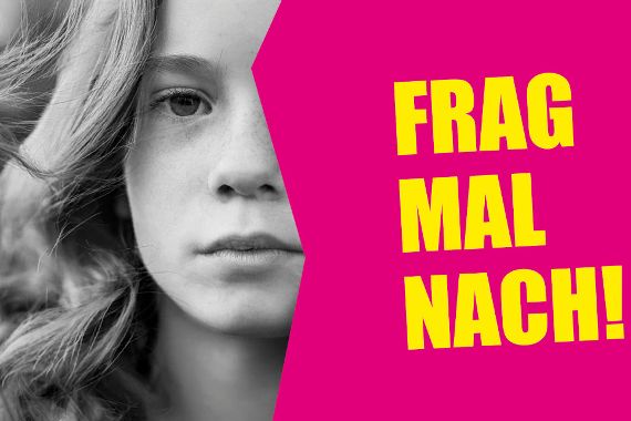 Mädchen schaut direkt in die Kamera. Das halbe Gesicht ist mit einer Fläche verdeckt auf der steht: Frag mal nach!